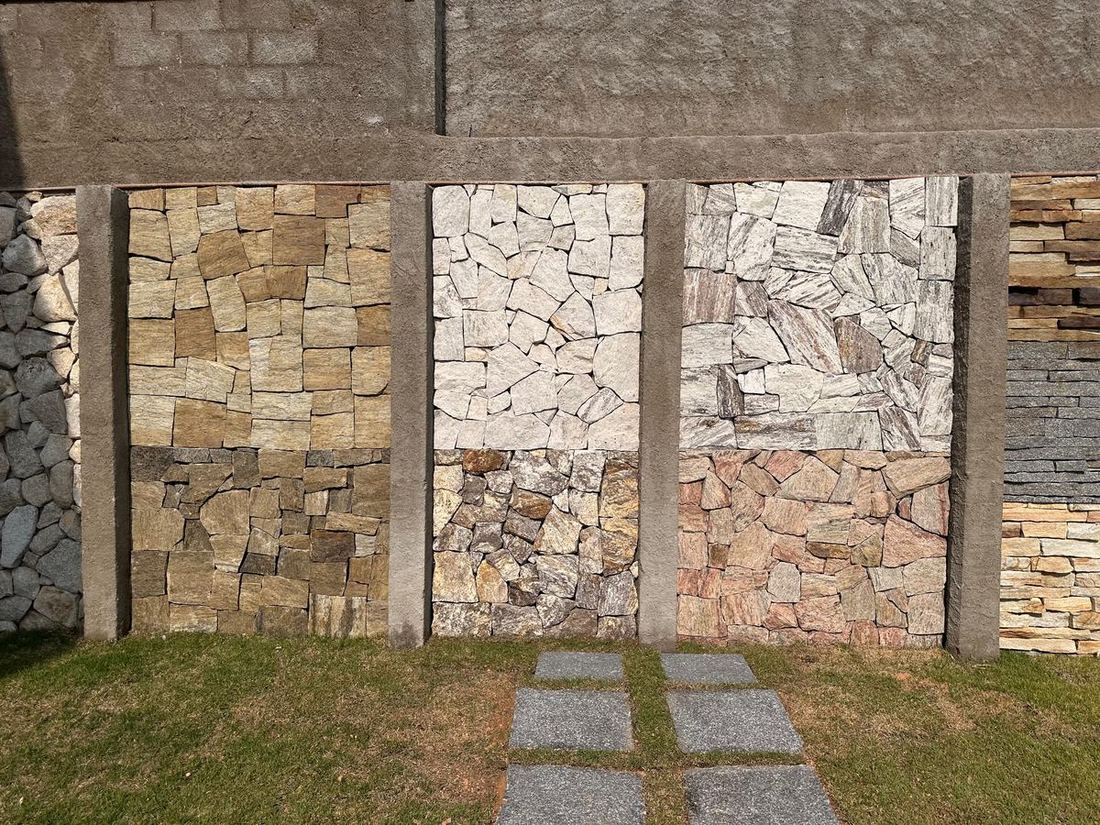 Painéis de amostra com diferentes tipos de revestimento em pedra